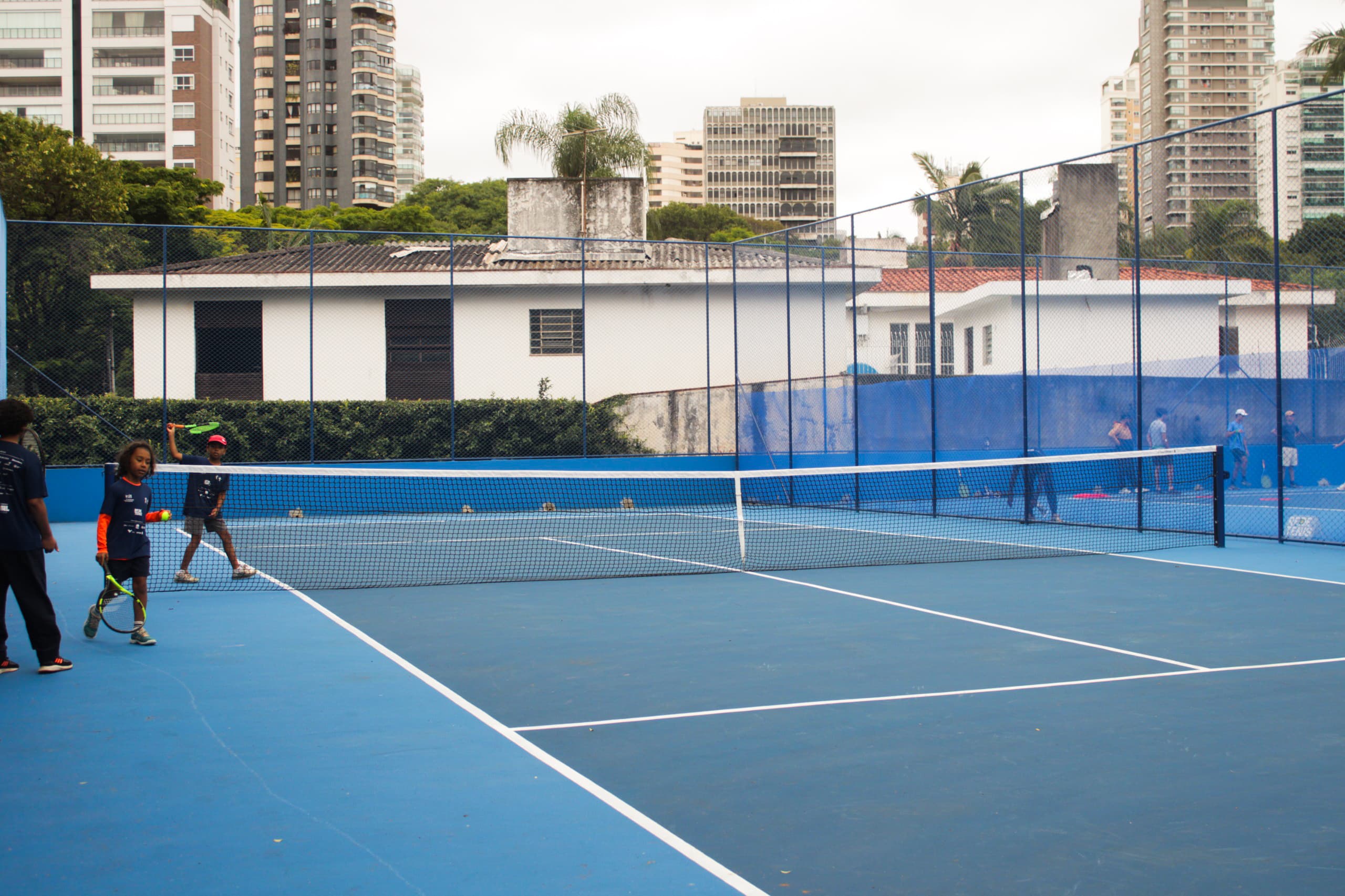 Na imagem possui a quadra tênis reformada no Parque das Bicletas 