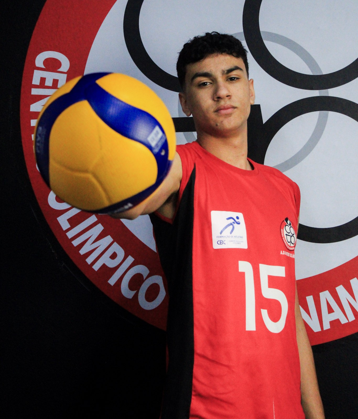 Na imagem, atleta de vôlei Lucas Dutra, presente na seleção do campeonato do CBI sub-16 fase final.