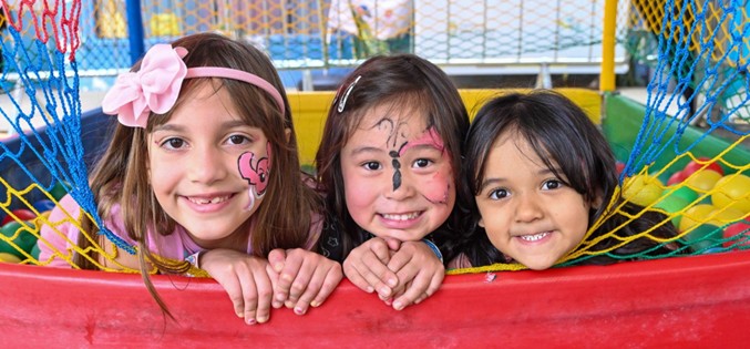 Na imagem, crianças brincando no Agita + Férias.
