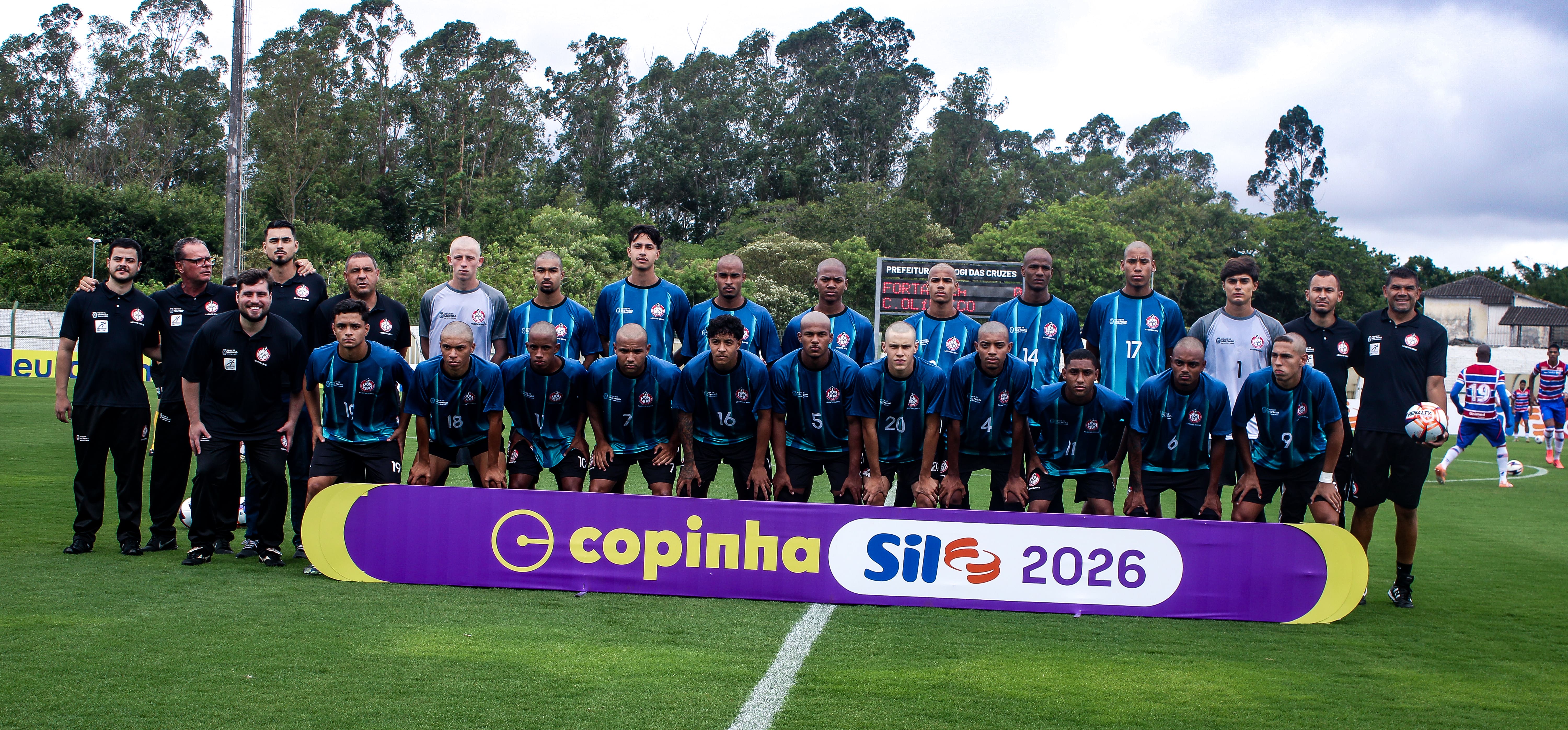 Na imagem, equipe de futebol masculino do Centro Olímpico.