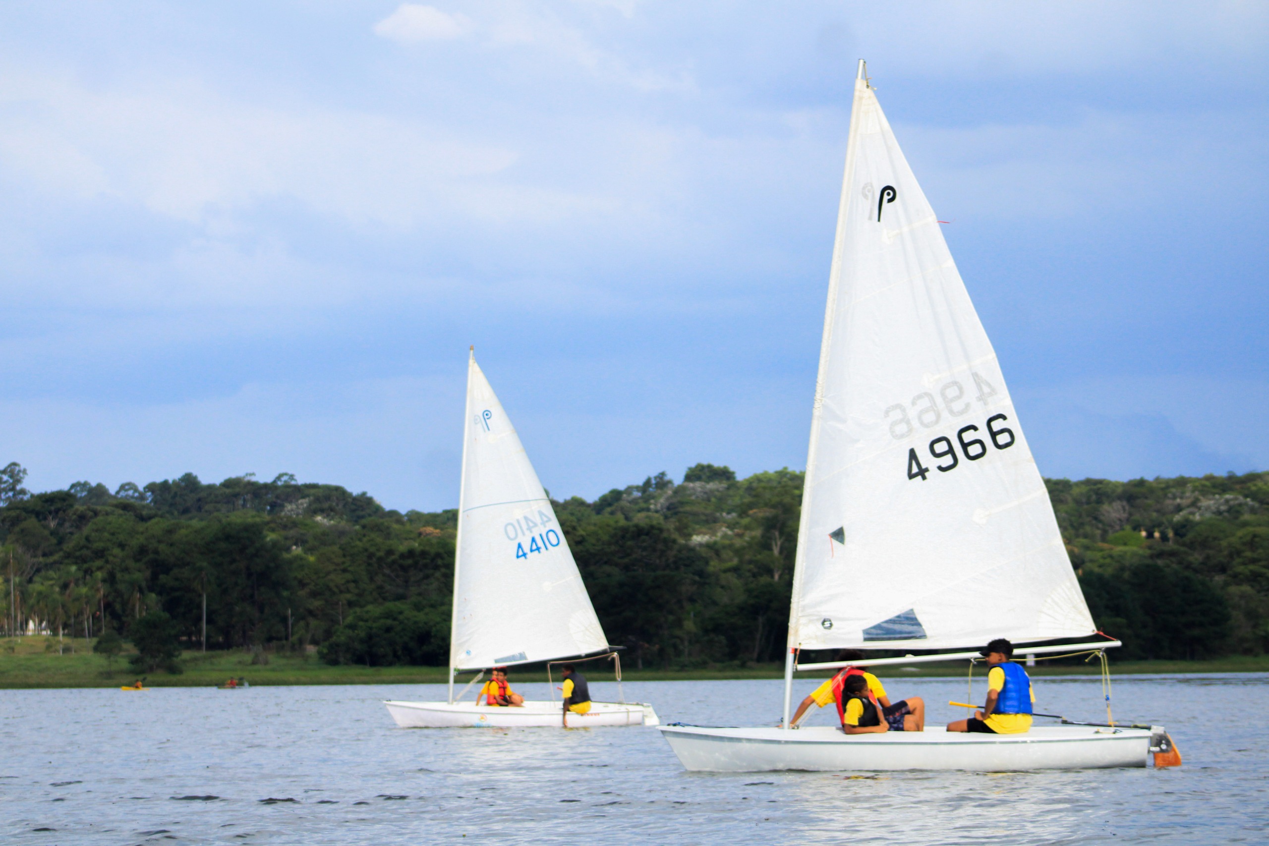 Foto de barcos a vela no Centro Esportivo Náutico Guarapiranga.