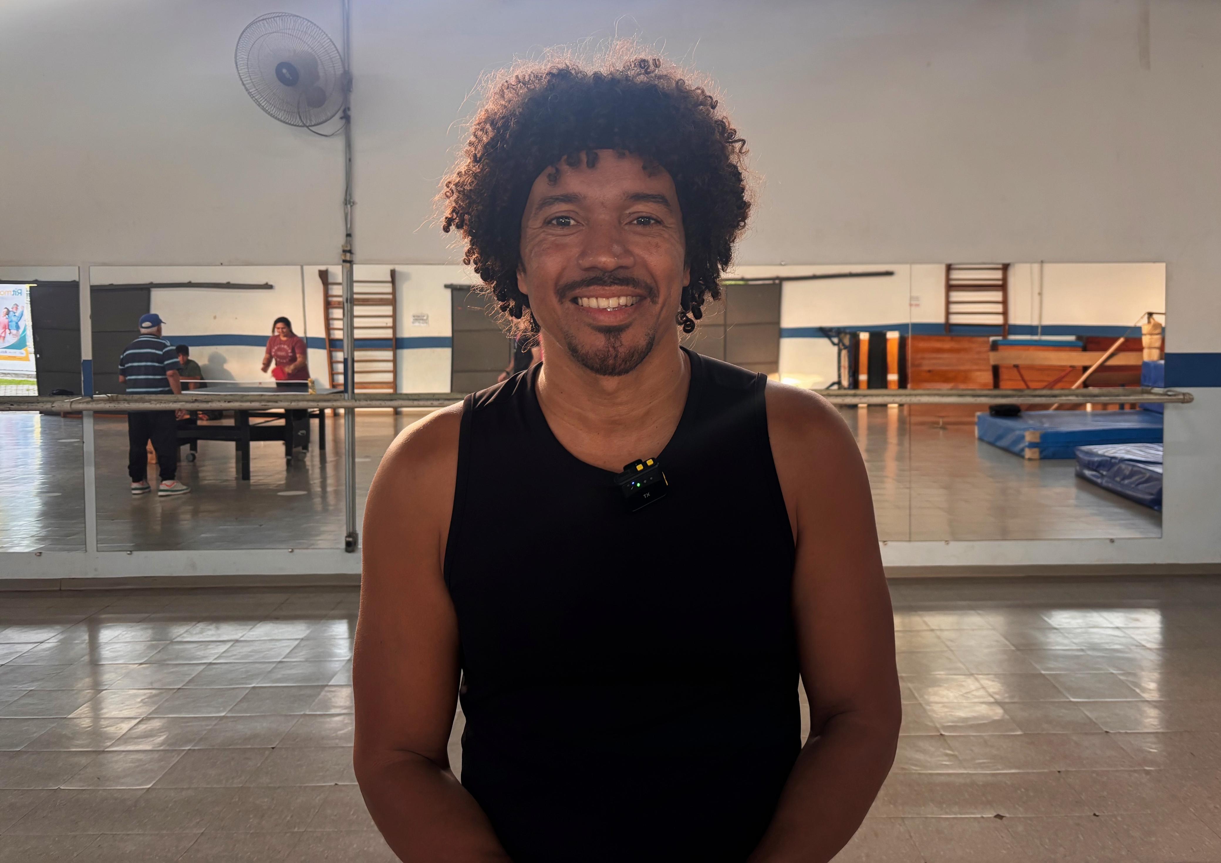 Na imagem, professor da aula de ritmos.