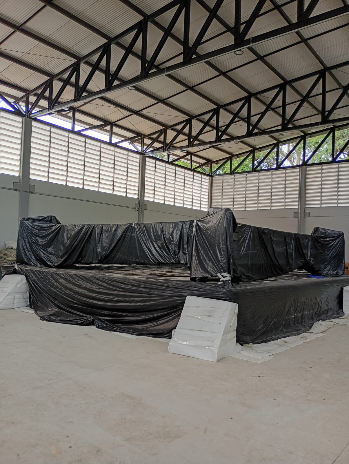 Na imagem, contém um espaço voltado para artes marciais e esporteses de combate.