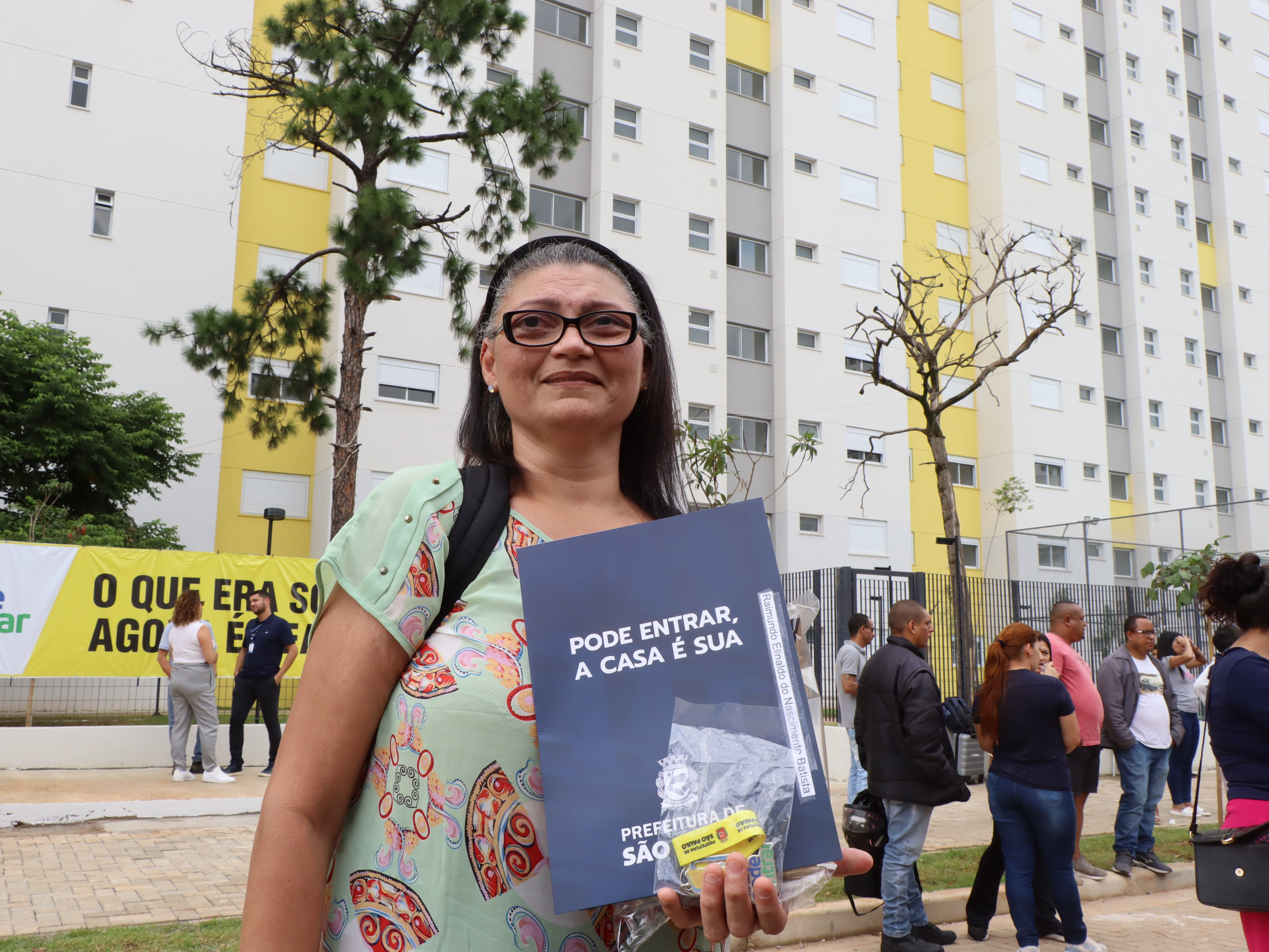 Mulher segura a chave de sua nova moradia. Fotos de: Renato Pinheiro PrefSP