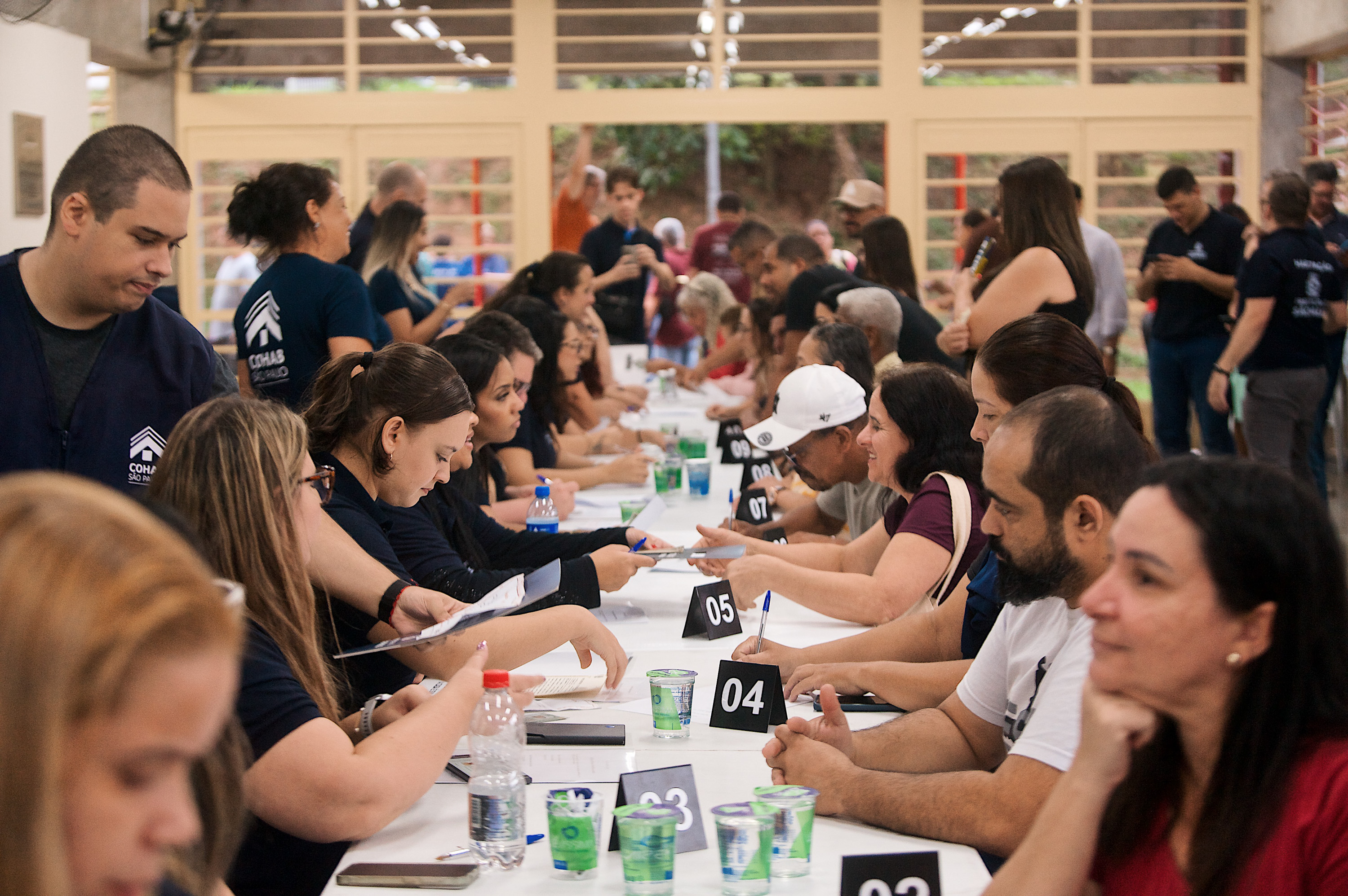Técnicos da SEHAB e da COHAB entregam títulos de propriedade no Campo Limpo