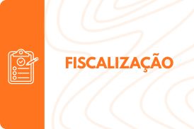 Card retangular horizontal com cantos arredondados na imagem , composto por uma faixa vertical laranja à esquerda contendo a ilustração em linhas brancas de uma prancheta com itens de verificação (checklist) e um lápis, e uma área maior à direita com fundo branco e linhas onduladas suaves, onde se destaca a palavra  FISCALIZAÇÃO centralizada em letras maiúsculas e na cor laranja.