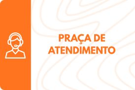 À esquerda, há uma faixa vertical na cor laranja que ocupa cerca de um quarto do espaço. Centralizado nessa faixa, há o ícone estilizado de uma pessoa de perfil, em linhas brancas, usando um headset de atendimento.  A maior parte da imagem, à direita, possui o fundo branco com linhas onduladas muito claras e suaves em tom de bege. No centro dessa área branca, está escrito em letras maiúsculas e na cor laranja, dividida em duas linhas: 