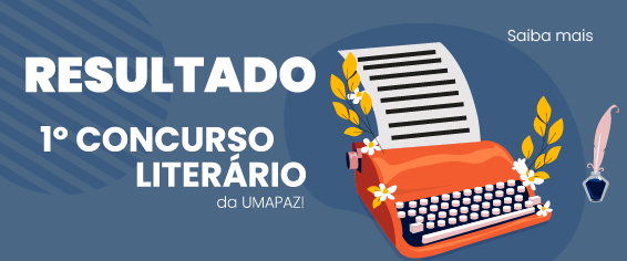 Imagem com fundo azul em tons variados. À esquerda, em destaque, o texto branco: “RESULTADO 1º CONCURSO LITERÁRIO da UMAPAZ”. À direita, há uma ilustração de uma máquina de escrever laranja com uma folha de papel saindo do topo, com linhas simulando texto. Ao redor da máquina, aparecem folhas e pequenas flores decorativas. No canto superior direito, lê-se “Saiba mais”, e ao lado há uma caneta estilizada.