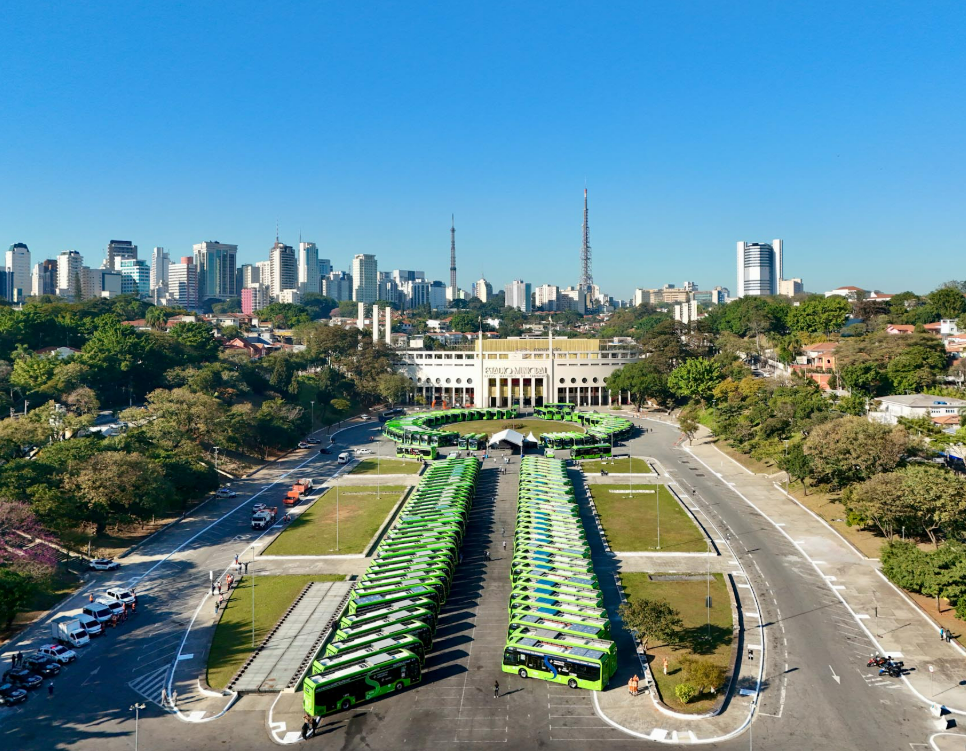 Foto aérea mostra dezenas de ônibus elétricos no pátio do Estádio do Pacaembu, em São Paulo. 