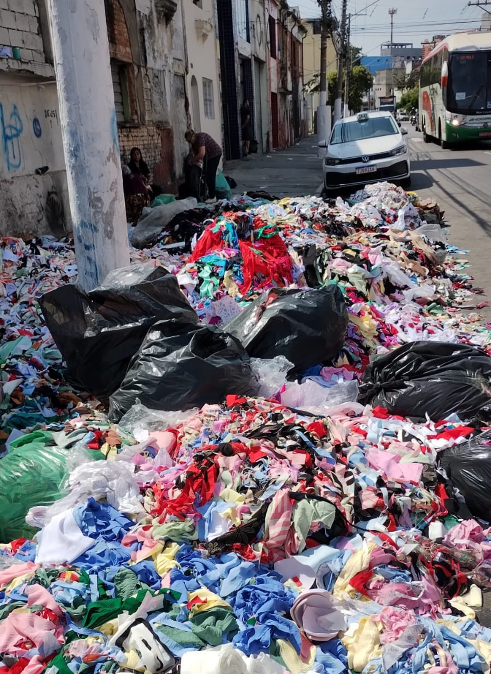 Descarte irregular de tecidos causou inúmeros transtornos na região do Brás
