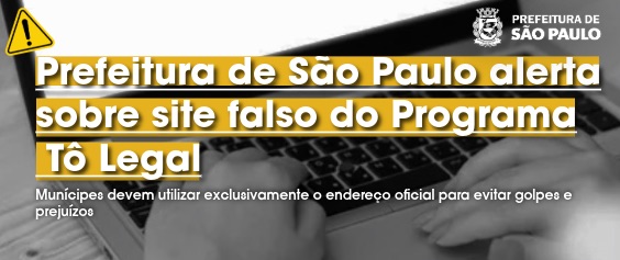 A imagem apresenta um alerta da Prefeitura de São Paulo. Ao fundo, em tons de cinza, veem-se mãos digitando em um teclado de notebook. No canto superior esquerdo, há um ícone de atenção representado por um triângulo amarelo com um ponto de exclamação e, no canto superior direito, o logotipo oficial da Prefeitura de São Paulo. Centralizado sobre faixas amarelas, o texto em destaque diz: 