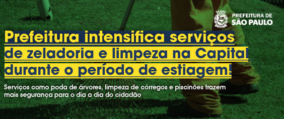A imagem mostra um outdoor digital do governo da cidade de São Paulo. Ao fundo, parcialmente desfocado, aparece uma pessoa com uniforme marrom, aparentando ser um zelador ou trabalhador da limpeza, segurando um objeto comprido que pode ser uma vassoura ou um ancinho. O chão é gramado e de cor verde-escura. A parte superior direita da imagem tem o brasão da cidade de São Paulo e, ao lado, as palavras 