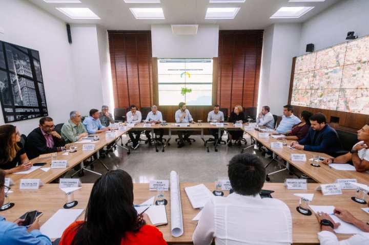 Vista aérea de área urbana com edifícios e vias